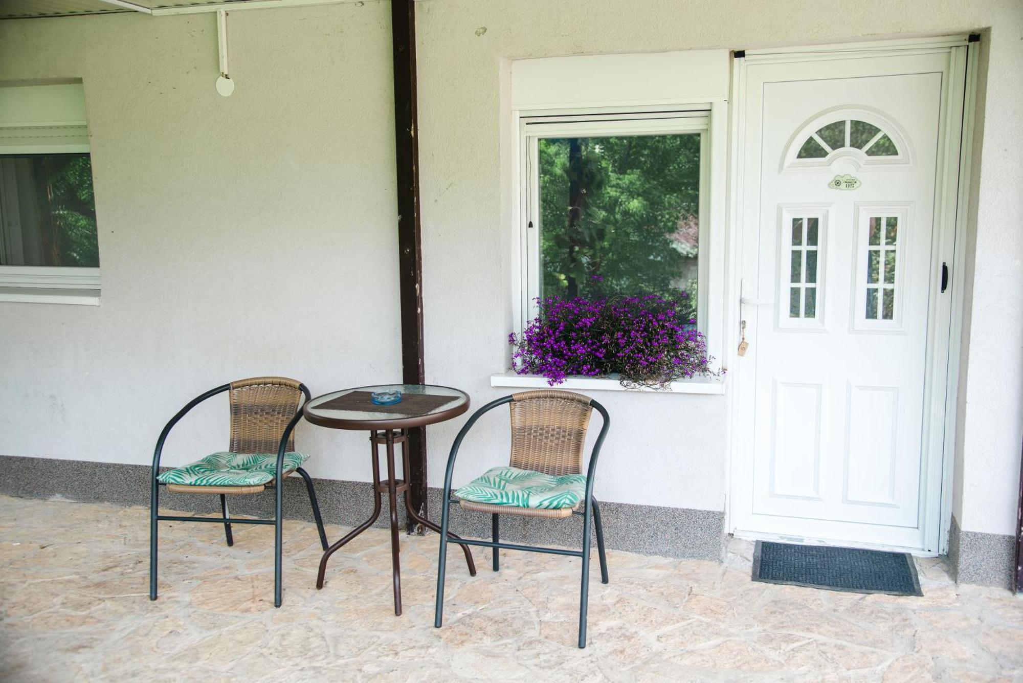 Apartmani Maslacak Vrdnik Exteriör bild